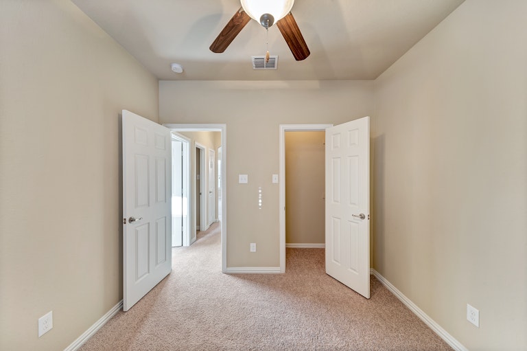Photo 25 of 31 - 808 W Bend Blvd, Burleson, TX 76028