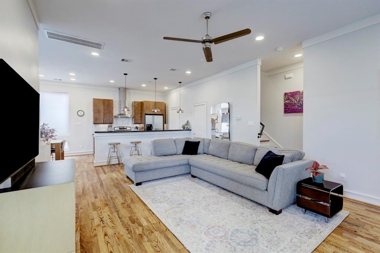 Photo 9 of 20 - 827 W 25th St Unit B, Houston, TX 77008