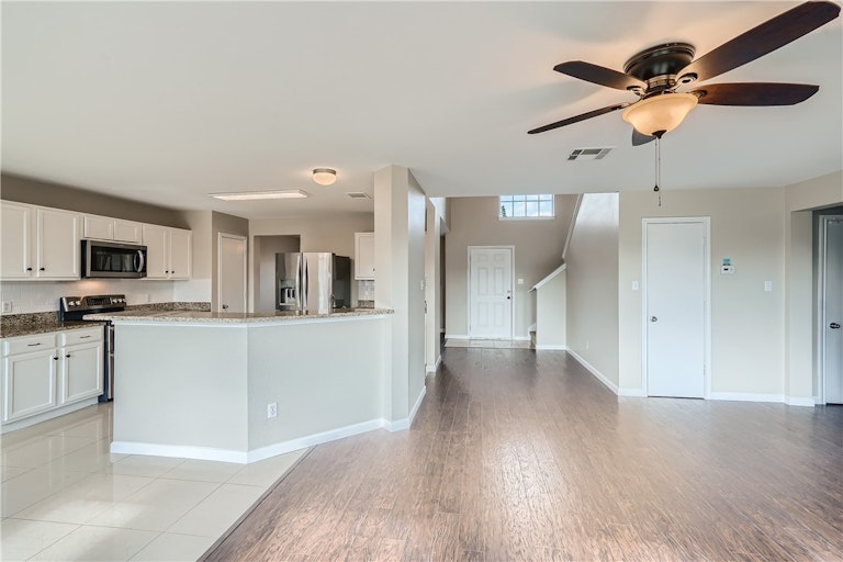 Photo 8 of 37 - 227 Holman Path, Hutto, TX 78634