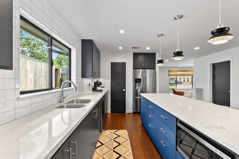Photo 11 of 26 - 1807 Gardenia Dr, Houston, TX 77018