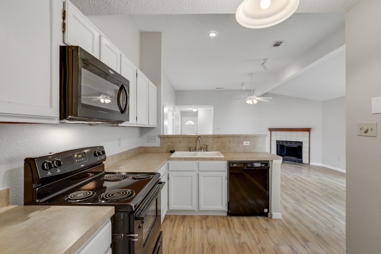 Photo 1 of 25 - 401 Angelina Dr, Arlington, TX 76018