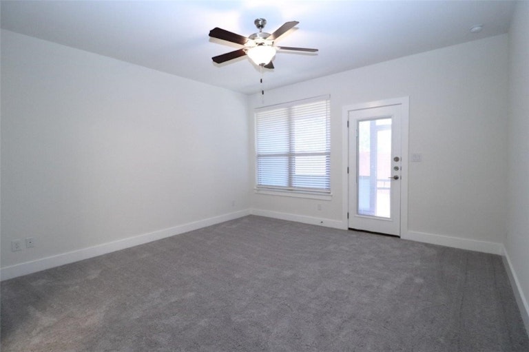 Photo 13 of 24 - 636 Parkline Dr #18B, Georgetown, TX 78626