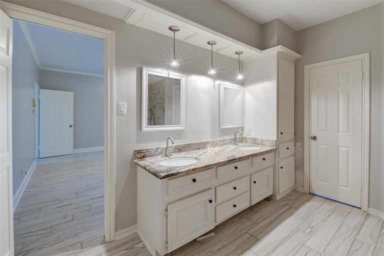 Photo 13 of 26 - 931 Daria Dr, Houston, TX 77079