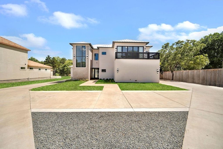 Photo 1 of 31 - 4806 Lynnacre Dr, Dallas, TX 75211