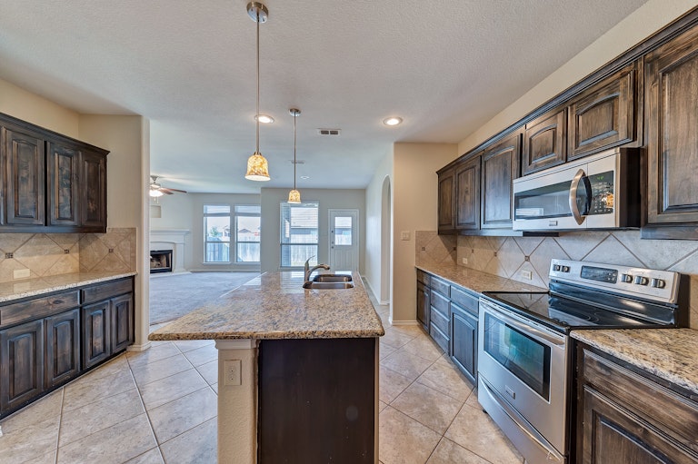 Photo 9 of 28 - 4701 Red Gate Cir, Keller, TX 76244