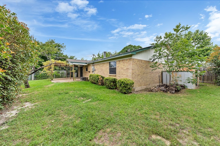 Photo 24 of 24 - 1124 Park Center Ct, Saginaw, TX 76179