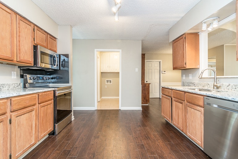 Photo 4 of 29 - 1017 Townsend Ln, Desoto, TX 75115
