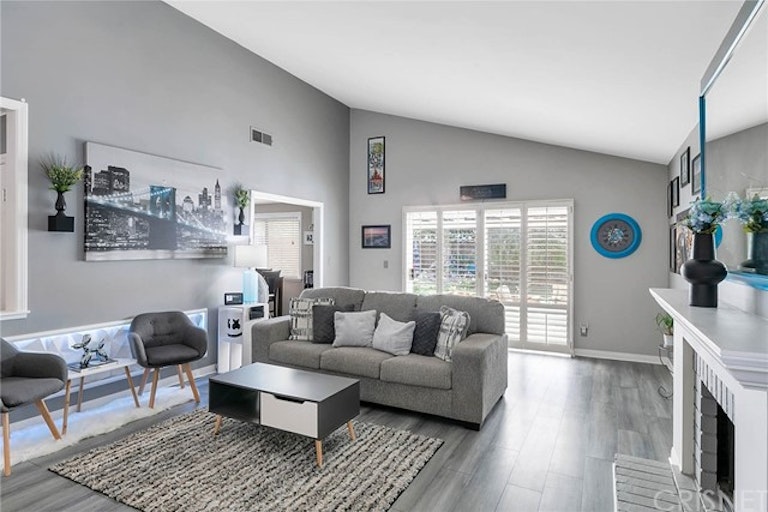 Photo 4 of 38 - 15904 Ada St, Canyon Country, CA 91387