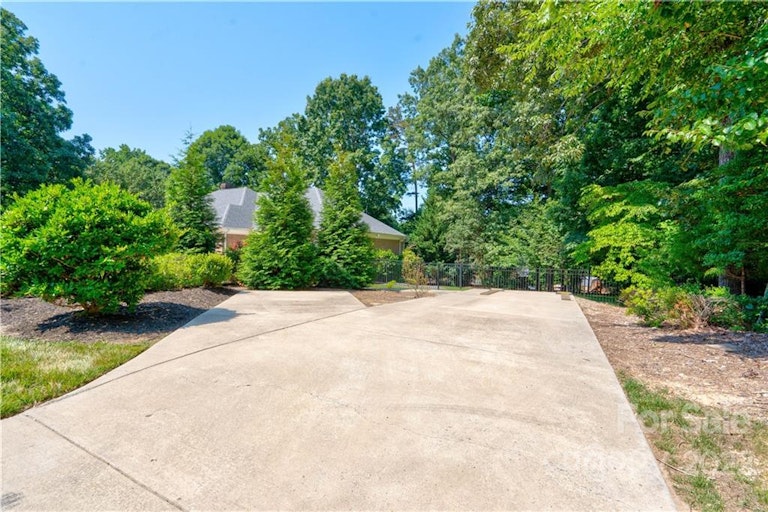 Photo 28 of 32 - 103 Medallion Ct, Gastonia, NC 28056
