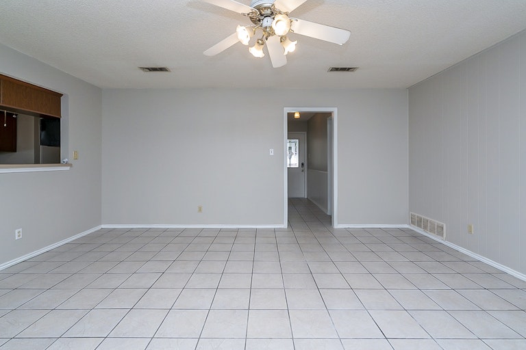 Photo 9 of 18 - 1708 Oak Tree Dr, Denton, TX 76209