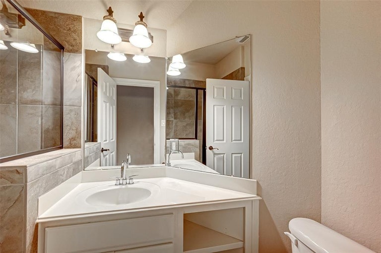 Photo 8 of 38 - 2 Olmstead Row, Spring, TX 77380