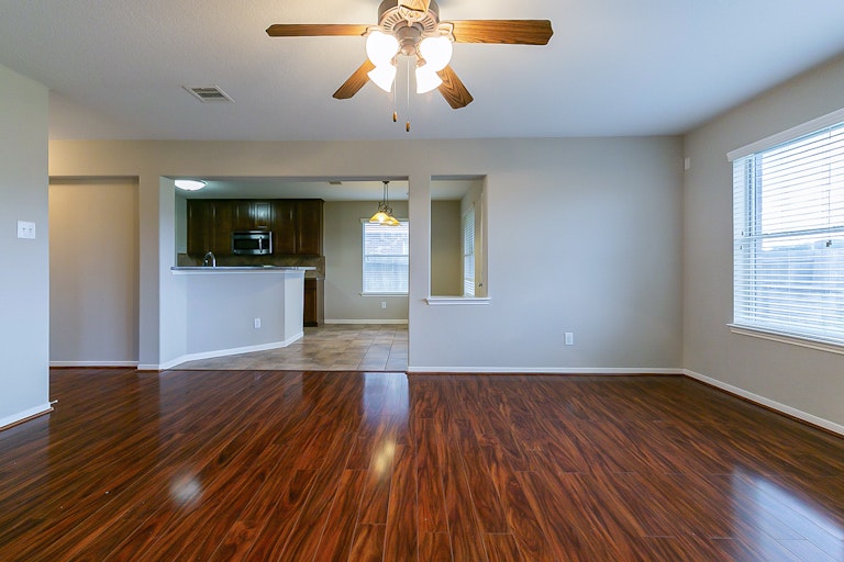 Photo 14 of 29 - 5405 Lilac Grove Ln, Rosharon, TX 77583