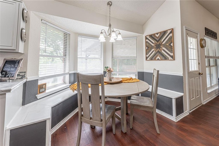 Photo 14 of 33 - 1025 Boardwalk St, Midlothian, TX 76065