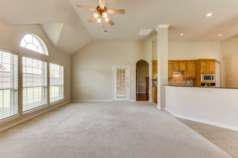 Photo 17 of 35 - 1807 Sussex Way, Corinth, TX 76210
