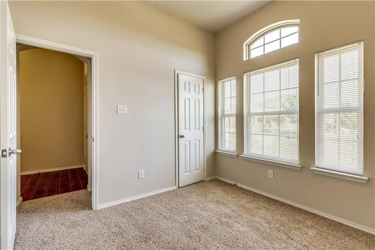 Photo 5 of 33 - 10045 Pronghorn Ln, Fort Worth, TX 76108