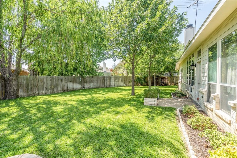 Photo 34 of 40 - 6841 Beverly Glen Dr, Fort Worth, TX 76132