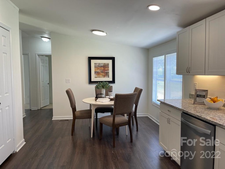 Photo 7 of 28 - 6036 Frazier Dr, Davidson, NC 28036