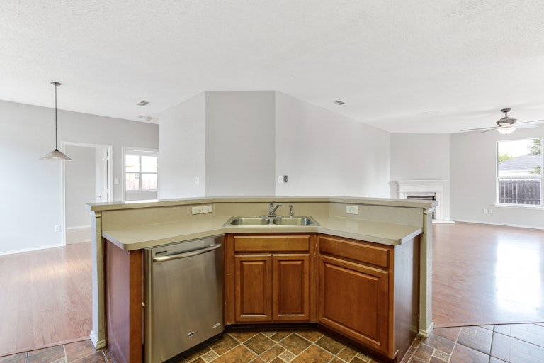 Photo 8 of 29 - 7209 Park Creek Cir E, Fort Worth, TX 76137