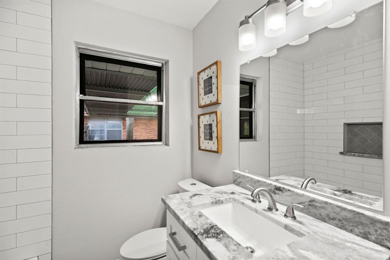 Photo 19 of 25 - 4927 Hialeah Dr, Houston, TX 77092