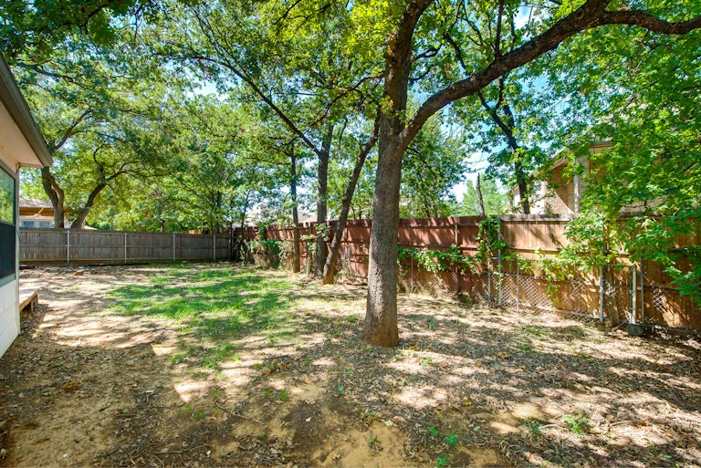 Photo 24 of 25 - 419 Thorn Wood Dr, Euless, TX 76039
