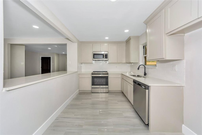 Photo 3 of 34 - 1341 Stafford Dr, Fort Worth, TX 76134