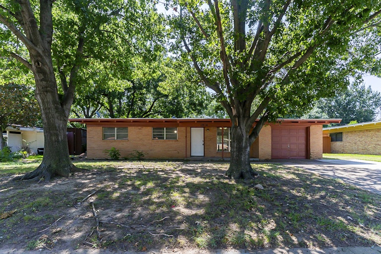 Photo 1 of 18 - 1914 Winthrop St, Irving, TX 75061
