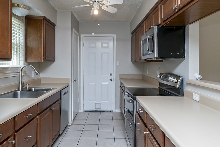 Photo 8 of 18 - 1708 Oak Tree Dr, Denton, TX 76209