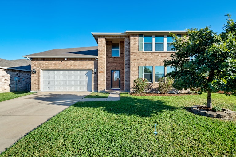 Photo 1 of 35 - 100 Queen Annes Dr, Burleson, TX 76028