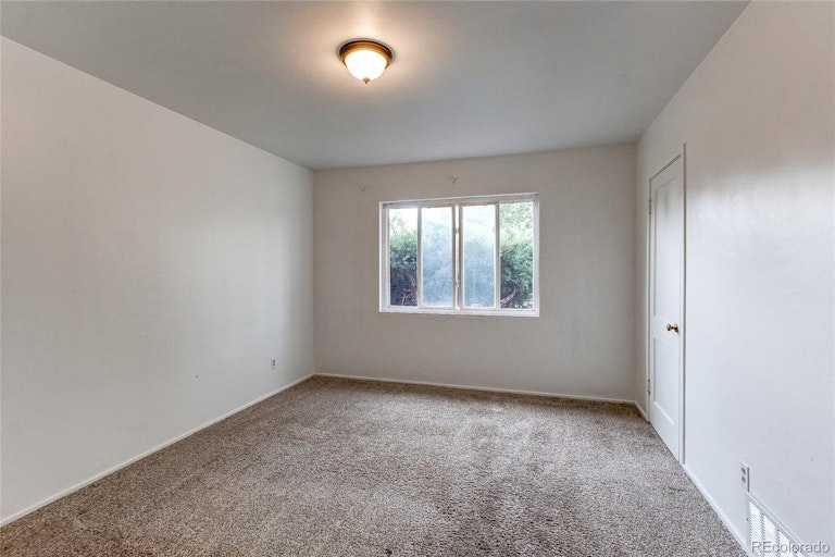Photo 13 of 25 - 840 Tucson St, Aurora, CO 80011