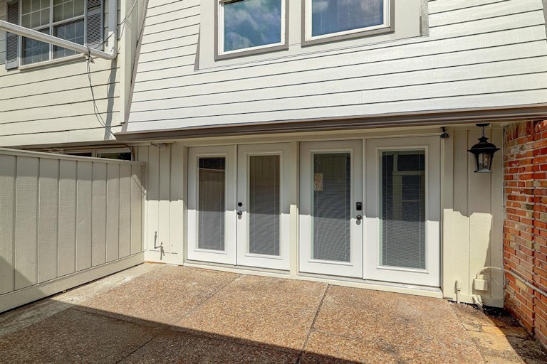 Photo 5 of 42 - 12643 Rip Van Winkle Dr, Houston, TX 77024