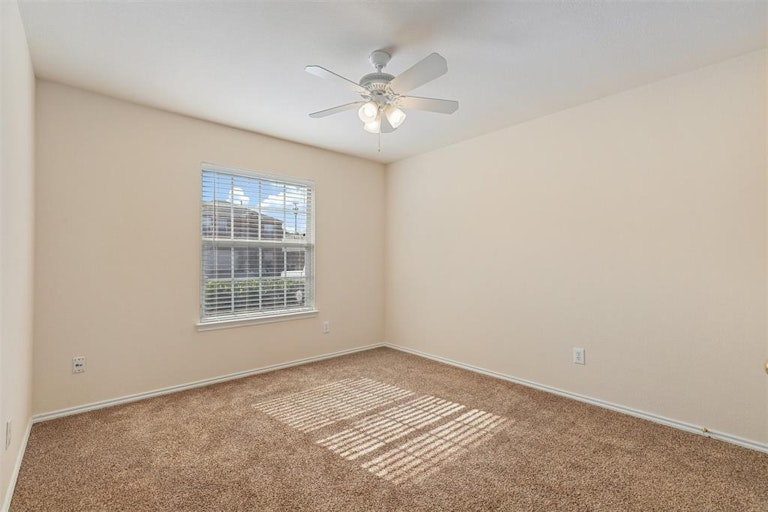 Photo 4 of 25 - 10121 Sourwood Dr, Fort Worth, TX 76244