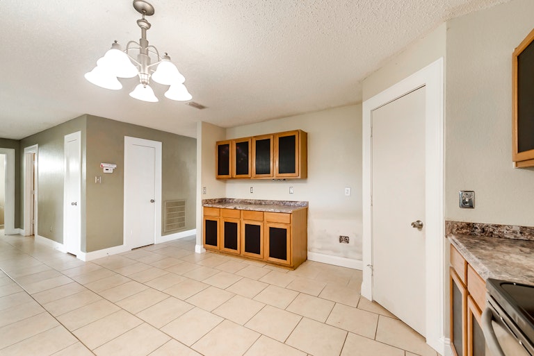 Photo 9 of 26 - 1105 Silent Star Ln, Denton, TX 76210