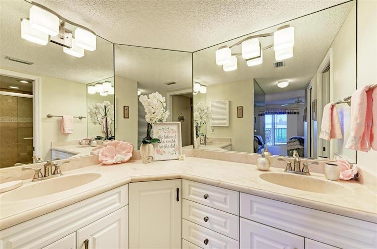 Photo 26 of 56 - 1247 Edgewater Cir #1247, Bradenton, FL 34209