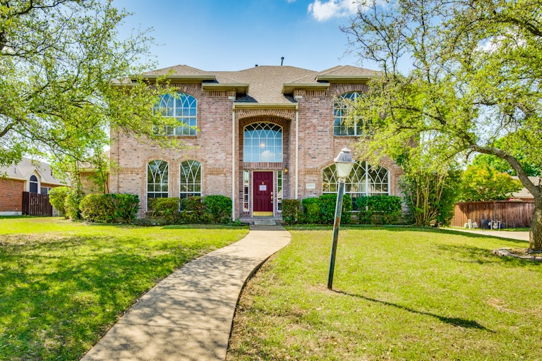 Photo 1 of 31 - 2423 Timbertrace Ln, Mesquite, TX 75181