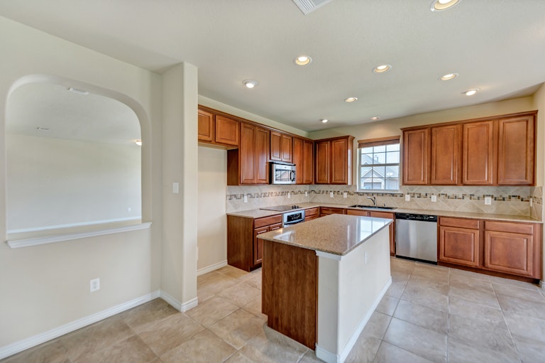 Photo 8 of 27 - 216 Moonlight Dr, Euless, TX 76039