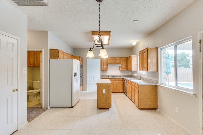 Photo 9 of 31 - 900 Heritage Pkwy S, Allen, TX 75002