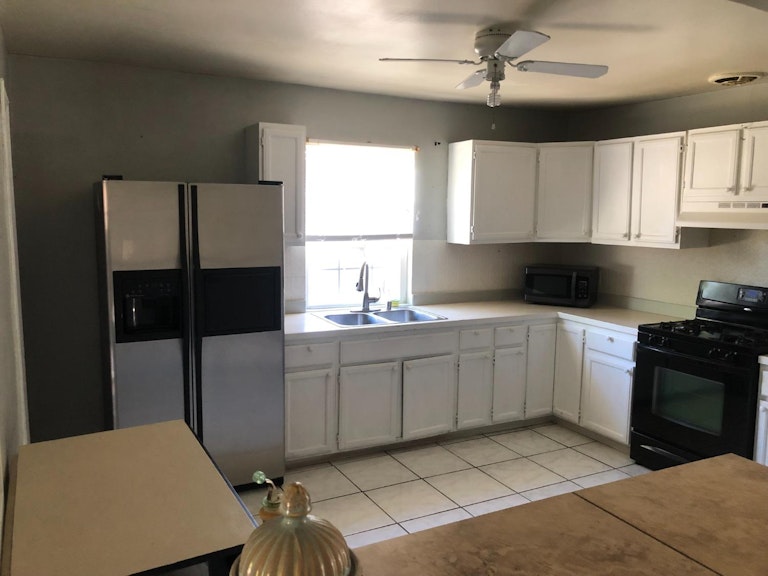 Photo 8 of 19 - 5080 Enrico Blvd, Sacramento, CA 95820