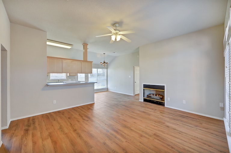 Photo 8 of 21 - 201 S 3rd Ave, Mansfield, TX 76063