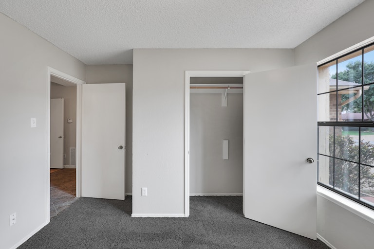 Photo 11 of 25 - 401 Angelina Dr, Arlington, TX 76018