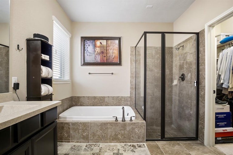 Photo 15 of 24 - 2018 Cadbury Castle Ln, Fresno, TX 77545