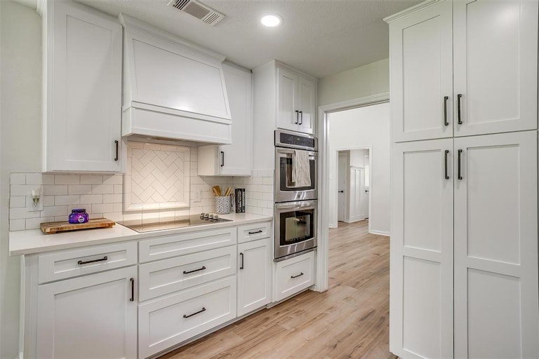 Photo 12 of 40 - 312 Emerald Ct, Burleson, TX 76028