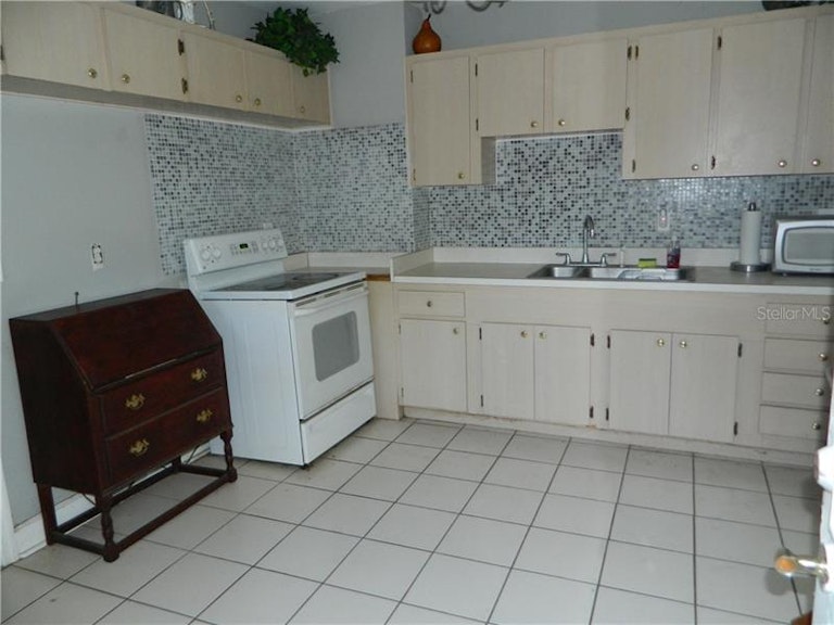Photo 8 of 16 - 11114 Roberts Ln, Riverview, FL 33578