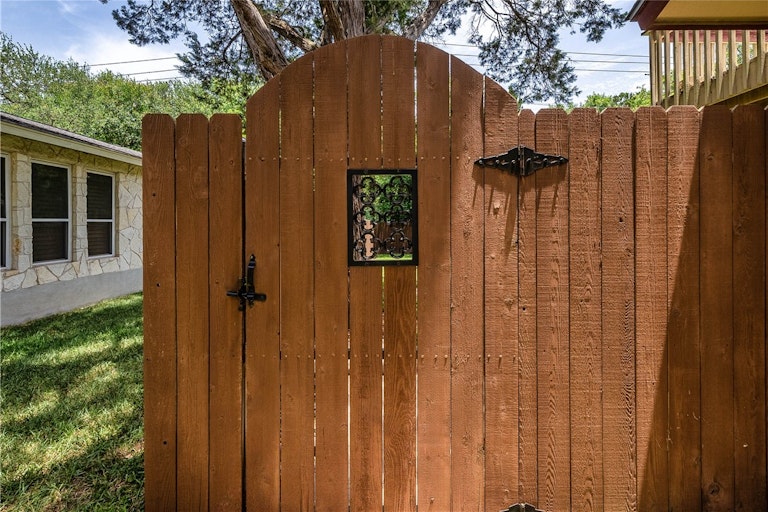 Photo 26 of 37 - 1501 Wilson Heights Dr, Austin, TX 78746