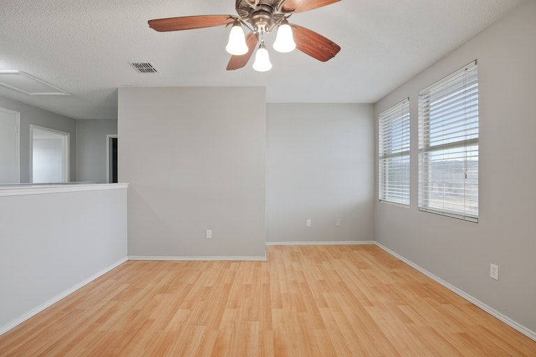 Photo 27 of 32 - 1300 Anna Lea Ln, Burleson, TX 76028
