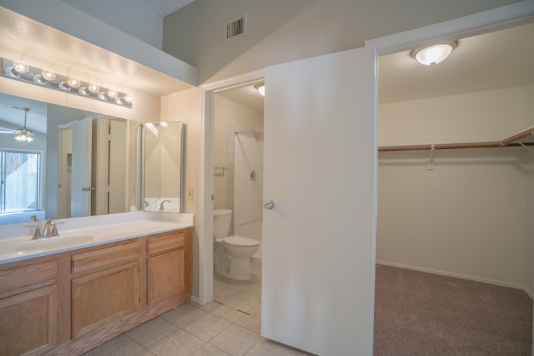 Photo 12 of 22 - 18418 N 36th Dr, Glendale, AZ 85308