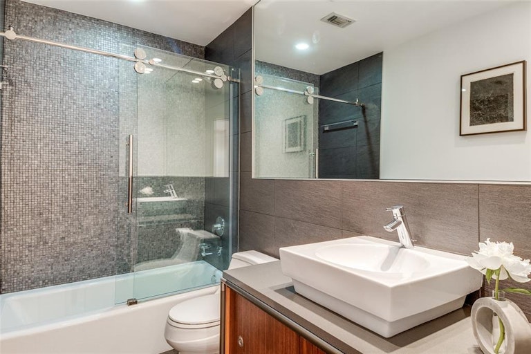 Photo 17 of 26 - 10646 Royal Springs Dr, Dallas, TX 75229