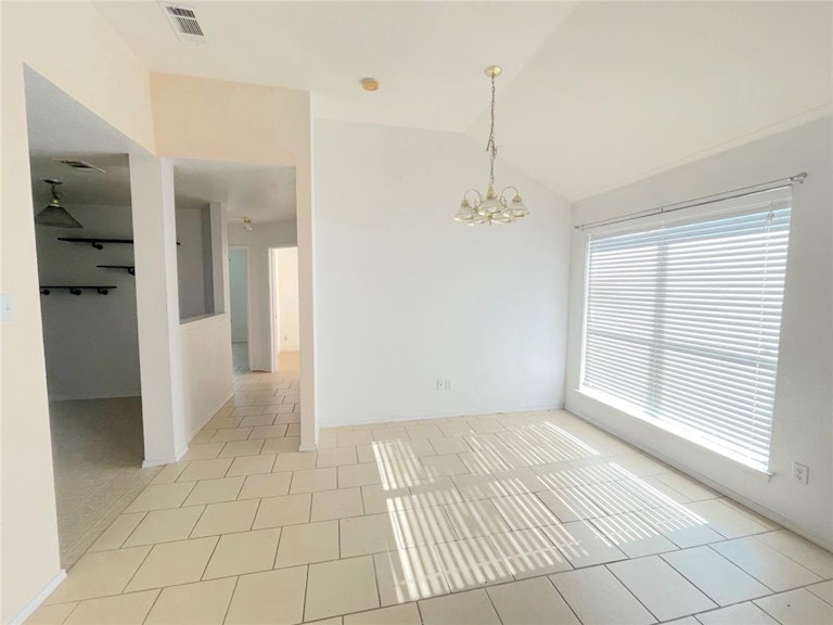 Photo 7 of 18 - 751 Rachel St, Grand Prairie, TX 75052