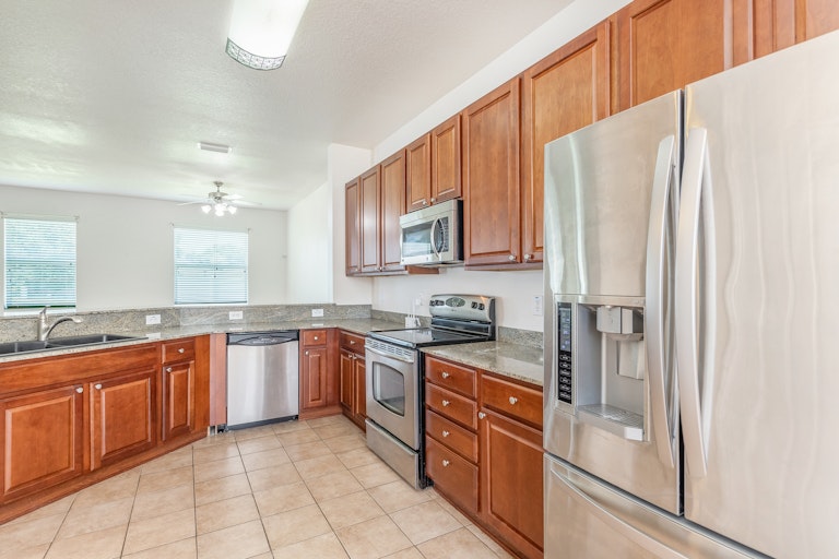 Photo 4 of 17 - 8443 Carriage Pointe Dr, Gibsonton, FL 33534