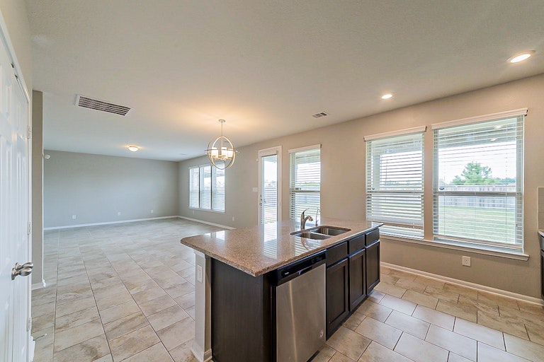 Photo 8 of 36 - 12731 Arcola Valley Ct, Houston, TX 77044