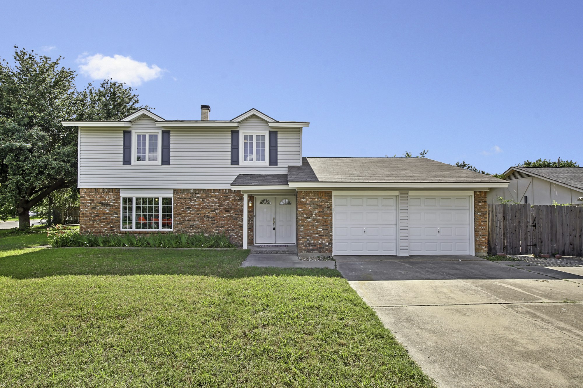 Photo 1 of 25 - 5501 Misty Meadow Dr, North Richland Hills, TX 76180